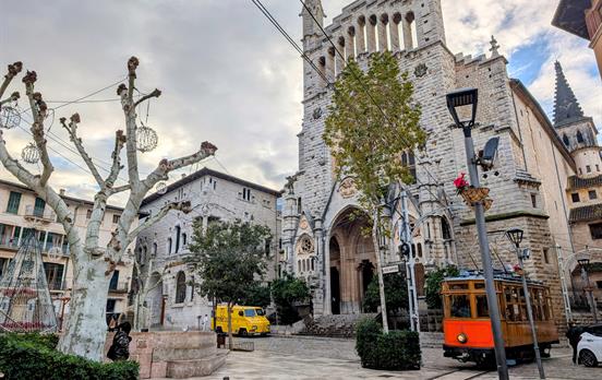 Sóller mit seiner historischen Straßenbahn
