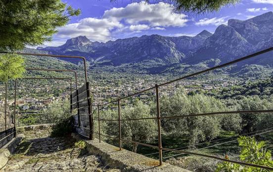Soller umrahmt von Bergen