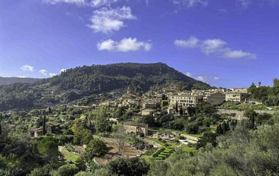 Valldemossa eingebettet in die Tramuntana