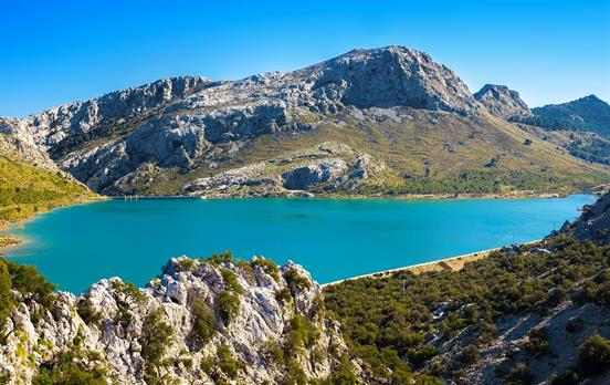 An exhilarating walk to the blue Cuber Reservoir
