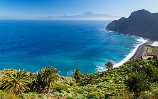 Schroffe Felsen blaues Meer und grüne Vegetation