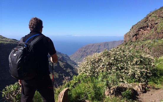 Wanderer vor beeindruckender Kulisse