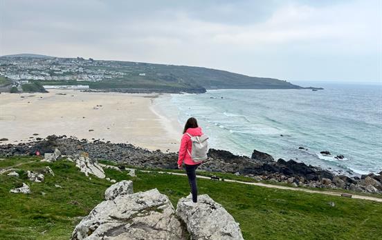Begleitet von weißen Sandstränden