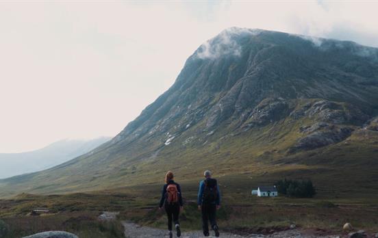 Wanderer im einsamen Glencoe