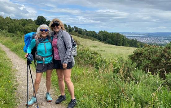Zufriedene Wanderer auf dem Weg