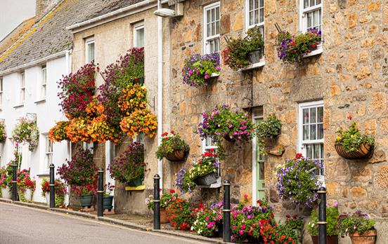 Pretty cottages in Marazion with hanging baskets