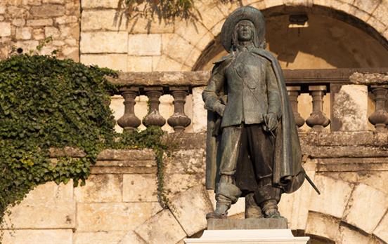 A statue of the Gascon hero d&apos;Artagnan