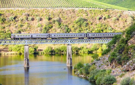 Malerische Bahnreise Pinhao-Porto
