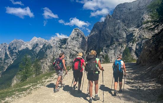 Wanderer auf dem Alpe Adria Trail