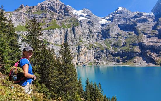 Walker along the Oschinensee