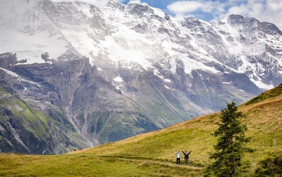 HappyWalkersaboveMurren