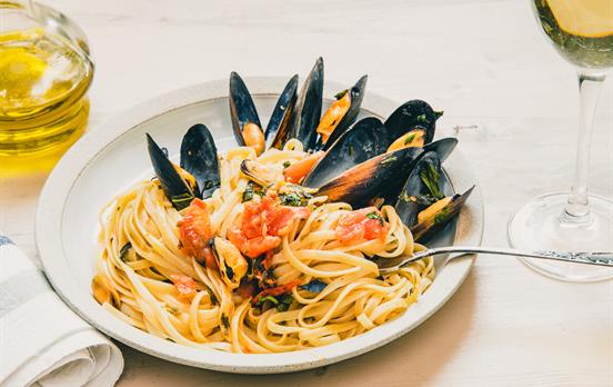 Mittagessen mit Fisch & Wein