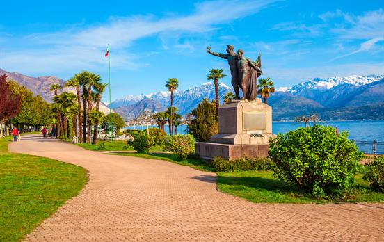 Spaziergang entlang der Promenade von Stresa