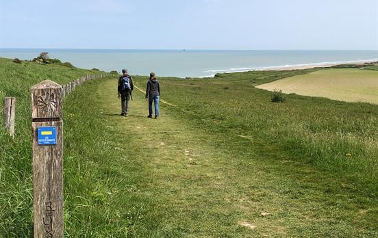 Wandern entlang der Opalküste im Frühling