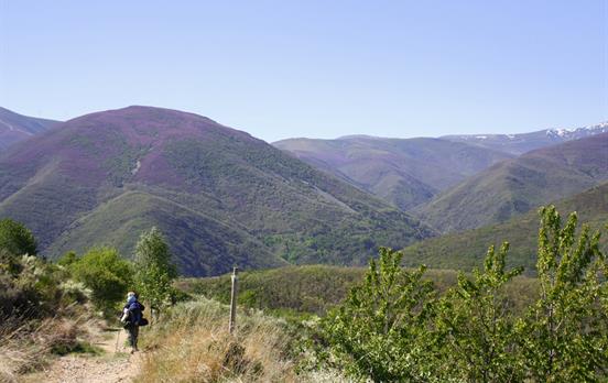Durch wunderschöne Hügellandschaft