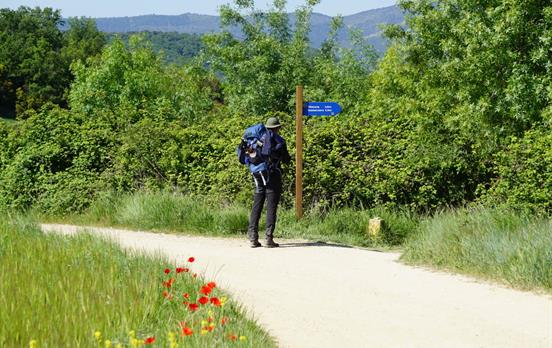 Pilger folgt der Beschilderung des Caminos