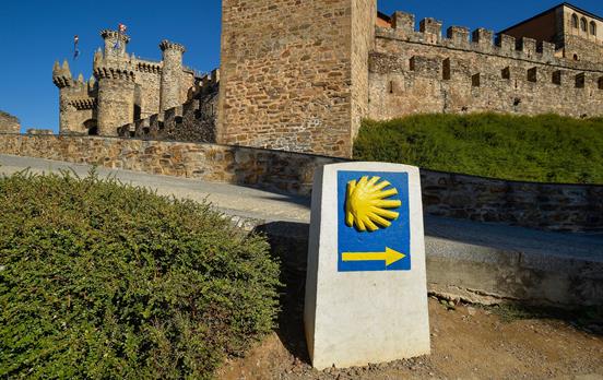 Wegweiser vor der Templerburg in Ponferrada
