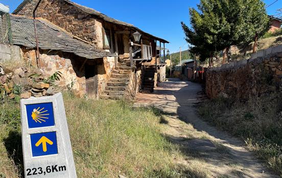 Durchwandern Sie kleine Dörfer