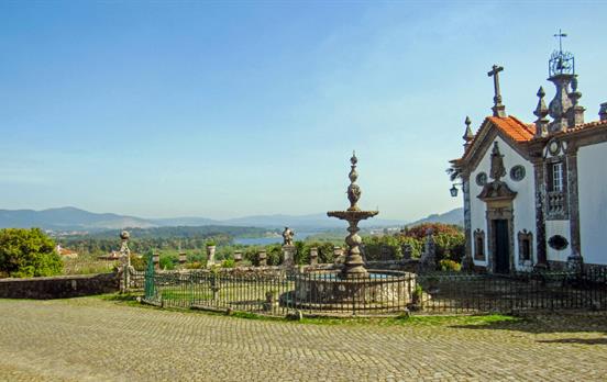 Kleine Ortschaft auf dem Küstenweg.