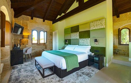 Overnight stays in beautiful country manor houses