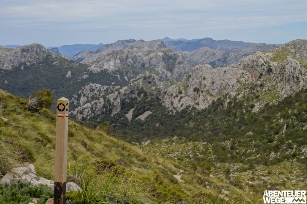 Berge der Tramuntana auf dem Trockenmauerweg Mallorca