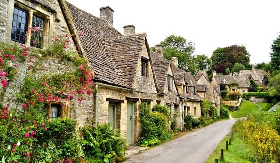 Why book your Cotswolds Walking Holiday with Macs Adventure?