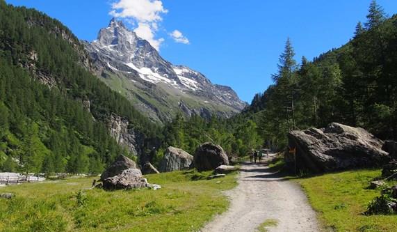 Why Choose Macs Adventure to book your Walking Holiday in Switzerland?